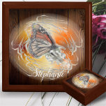 Caja De Regalo Mariposa Joyas mágicas Keepsake Box<br><div class="desc">Pintura de la colección "Mariposa de Cumpleaños" Sostenga sus objetos de valor en esta hermosa caja de conservas. Este joyero es fabricado con madera lacada de roble dorado, ébano negro, verde esmeralda o caoba roja. Incluye un forro suave para proteger tus joyas y demás enseres. Personalice en la página del...</div>