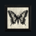 Caja De Regalo Mariposa negra y blanca en fondo roto<br><div class="desc">Una simple mariposa blanca y negra es el foco de esta impresión de Vision Studio. El insecto de dos tonalidades y el fondo rayado le dan un toque rústico a la pieza. ¡Pide tu copia hoy!</div>