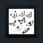 Caja De Regalo Mariposas blancas y negras<br><div class="desc">Diseño moderno y moderno de boda de moda,  perfecto para bodas,  vida diaria y duchas de novias. Estas simples mariposas van con casi todo y todo.</div>