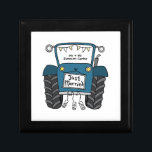Caja De Regalo Matrimonio de país del Tractor Azul personalizado<br><div class="desc">Un regalo de boda de granja de tractores que puede ser personalizado. Si desea cambiar el tamaño o el tipo de letra,  haga clic en el botón de edición para personalizar. El embalaje en el tractor está en una crema sutil y blanco.</div>