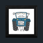 Caja De Regalo Matrimonio de país del Tractor Azul personalizado<br><div class="desc">Un regalo de boda de granja de tractores que puede ser personalizado. Si desea cambiar el tamaño o el tipo de letra,  haga clic en el botón de edición para personalizar. El embalaje en el tractor está en una crema sutil y blanco.</div>