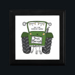 Caja De Regalo Matrimonio de país del Tractor Verde Personalizado<br><div class="desc">Un regalo de boda de granja de tractores que puede ser personalizado. Si desea cambiar el tamaño o el tipo de letra,  haga clic en el botón de edición para personalizar. El embalaje en el tractor está en una crema sutil y blanco.</div>