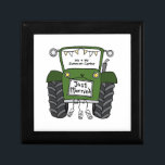 Caja De Regalo Matrimonio de país del Tractor Verde Personalizado<br><div class="desc">Un regalo de boda de granja de tractores que puede ser personalizado. Si desea cambiar el tamaño o el tipo de letra,  haga clic en el botón de edición para personalizar. El embalaje en el tractor está en una crema sutil y blanco.</div>