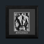 Caja De Regalo Mejor boceto Bella Artes personalizado de Hot Guy<br><div class="desc">Para alguien especial. Caja de regalo de Bella Artes personalizado de Hot Guy Best Back. Caja de joyas de mantas de madera de keepsake de Guay con el original dibujo de arte fino de la mejor pose de la espalda del constructor de bodybuilder en jeans ajustados, impreso en la caja...</div>