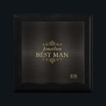 Caja De Regalo Mejor Boda de oro filigrí mejor hombre ID871<br><div class="desc">Delicados cuadros, bordes y adornos de fibra, texturados en un falso Relieve metalizado dorado, decoran las piezas de esta elegante suite nupcial. Elija cualquier color de fondo para esta caja de regalo para cualquier miembro de la fiesta de boda, o deje el carbón caliente, efecto texturizado que hemos proporcionado. Agregue...</div>