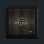 Caja De Regalo Mejor Boda de oro filigrí mejor hombre ID871<br><div class="desc">Delicados cuadros, bordes y adornos de fibra, texturados en un falso Relieve metalizado dorado, decoran las piezas de esta elegante suite nupcial. Elija cualquier color de fondo para esta caja de regalo para cualquier miembro de la fiesta de boda, o deje el carbón caliente, efecto texturizado que hemos proporcionado. Agregue...</div>