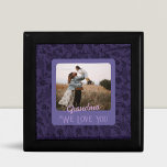 Caja De Regalo Moda Personalizada Foto Texto Abuela Presente<br><div class="desc">Crea un regalo único y personalizado con nuestra Moda Caja de Regalo de Fotografía Personalizada! Con la capacidad de personalizar de la parte delantera de la caja con tu foto y texto, puedes hacer que tu regalo destaque del resto. Perfecto para cualquier ocasión, nuestras cajas de regalo son excelentes para...</div>