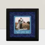 Caja De Regalo Moda Personalizada Foto Texto Abuela Presente<br><div class="desc">Crea un regalo único y personalizado con nuestra Moda Caja de Regalo de Fotografía Personalizada! Con la capacidad de personalizar de la parte delantera de la caja con tu foto y texto, puedes hacer que tu regalo destaque del resto. Perfecto para cualquier ocasión, nuestras cajas de regalo son excelentes para...</div>
