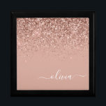 Caja De Regalo Monograma de guión de Purpurina rosa de Rubor dora<br><div class="desc">Oro Rosa - Guión de Purpurina de espuma rosada Rubor Monograma Nombre Joyería Keepsake Box. Esto hace que la graduación perfecta, el cumpleaños, el boda, la ducha de novia, el aniversario, la ducha de bebé o la fiesta de soltera sea un regalo para alguien que ama el lujo glam y...</div>