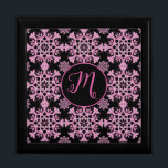 Caja De Regalo Monograma de la hoja de nieve del Boho rosa del bo<br><div class="desc">Diseño intrincado de hojas de copo de nieve en rosa pastel bonito sobre negro. Girly,  femme,  vibrante. Magnífica declaración con un lindo ambiente de boho. Incluye Monograma Inicial que se puede editar fácilmente usando el botón "Personalizar" de Zazzle. Pídete o dales como regalo.</div>
