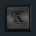 Caja De Regalo Monograma de lujo K sobre gris oscuro<br><div class="desc">Diseño monocromático con la lujosa letra K - en negro sobre un fondo gris oscuro. Todas las cartas están disponibles bajo petición.</div>