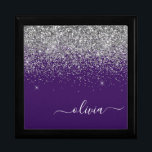 Caja De Regalo Monograma de Purpurina de color morado plateado Gi<br><div class="desc">Guión Purpurina de espuma morado y plateado Monograma Nombre Joyería Keepsake Box. Esto hace que la graduación perfecta, el cumpleaños, el boda, la ducha de novia, el aniversario, la ducha de bebé o la fiesta de soltera sea un regalo para alguien que ama el lujo glam y los estilos de...</div>