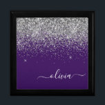 Caja De Regalo Monograma de Purpurina de color morado plateado Gi<br><div class="desc">Guión Purpurina de espuma morado y plateado Monograma Nombre Joyería Keepsake Box. Esto hace que la graduación perfecta, el cumpleaños, el boda, la ducha de novia, el aniversario, la ducha de bebé o la fiesta de soltera sea un regalo para alguien que ama el lujo glam y los estilos de...</div>