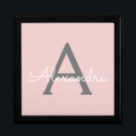 Caja De Regalo Monograma de Rubor Gris rosa moderno con guión de<br><div class="desc">Guión simple rosa y gris Rubor Monograma Nombre joyería Keepsake Box. Esto hace que la graduación perfecta, el cumpleaños, el boda, la ducha de novia, el aniversario, la ducha de bebé o la fiesta de soltera sea un regalo para alguien que ama el lujo glam y los estilos de moda....</div>
