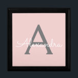 Caja De Regalo Monograma de Rubor Gris rosa moderno con guión de<br><div class="desc">Guión simple rosa y gris Rubor Monograma Nombre joyería Keepsake Box. Esto hace que la graduación perfecta, el cumpleaños, el boda, la ducha de novia, el aniversario, la ducha de bebé o la fiesta de soltera sea un regalo para alguien que ama el lujo glam y los estilos de moda....</div>