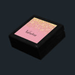 Caja De Regalo Monograma del Purpurina de oro rosa Rubor Girly<br><div class="desc">Fondo rosa femenino con una capa superior purpurina dorada. Texto de guión de moda negro.</div>