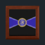 Caja De Regalo Monograma elegante azul real<br><div class="desc">Una banda geométrica real azul y dorada con un elegante medallón monograma hace una bonita caja de conservas. Añada el monograma deseado en lugar de la muestra que se muestra en la plantilla de diseño para un regalo verdaderamente especial adecuado para cumpleaños,  Navidades,  jubilaciones,  aniversarios,  bodas y más.</div>