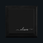 Caja De Regalo Monograma elegante Minimalista blanco negro y mode<br><div class="desc">Presentamos nuestra Colección de Monogramas Modernos Minimalistas en Blanco y Negro: Adopte la simplicidad y la sofisticación con nuestros diseños minimalistas, curados para elevar su estilo sin esfuerzo. Esta colección, elaborada con gran interés para la estética moderna, presenta elegantes diseños en blanco y negro acentuados por monogramas personalizados. Desde papel...</div>