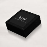 Caja De Regalo Monograma moderno Minimalista negro y blanco<br><div class="desc">Presentamos nuestra Colección de Monogramas Modernos Minimalistas en Blanco y Negro: Adopte la simplicidad y la sofisticación con nuestros diseños minimalistas, curados para elevar su estilo sin esfuerzo. Esta colección, elaborada con gran interés para la estética moderna, presenta elegantes diseños en blanco y negro acentuados por monogramas personalizados. Desde papel...</div>