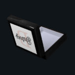 Caja De Regalo Monograma personalizado moderno y nombre Pastel ro<br><div class="desc">Presentamos nuestro moderno Monograma personalizado y la caja de regalo rosa Name Pastel, una manera sofisticada de presentar sus regalos con un toque personalizado. Esta caja de regalo presenta un diseño contemporáneo en rosa pastel suave, adornado con su monograma y su nombre para un aspecto personalizado. Perfecto para bodas, cumpleaños,...</div>