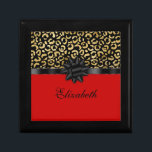 Caja De Regalo Monograma Red Black Gold Leopard Imprimir elegante<br><div class="desc">Personalice esta elegante y moda caja de regalo para ella. El diseño es una huella de leopardo negro y dorado, con un arco negro que separa la parte superior del leopardo del fondo rojo. Hace una gran caja de regalo para tu esposa, tu hermana, tu madre o un regalo de...</div>