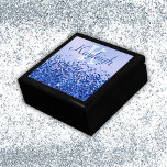Caja De Regalo Monograma simple cepillado azul Metalizado y Purpu<br><div class="desc">Almacene sus tesoros con estilo con esta caja de joyas de madera (caja de regalo), diseñada para mujeres que aprecian un toque de elegancia. El fondo metalizado azul cepillado y con acentos purpurinas crea un impresionante contraste, haciendo que esta caja sea funcional y de moda. Personalízalo con tu nombre de...</div>