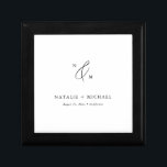 Caja De Regalo Monograma simple Minimalista de Boda blanco y negr<br><div class="desc">¿Buscando una manera simple y elegante de almacenar sus keepsakes bodas? Echa un vistazo a esta caja de regalo de Monograma Simple Minimalista de Boda Blanco y Negro. Con su diseño limpio y moderno, esta caja de regalo es perfecta para recién casados, celebraciones de aniversario o incluso duchas de novias....</div>