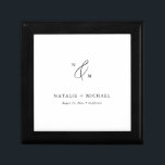 Caja De Regalo Monograma simple Minimalista de Boda blanco y negr<br><div class="desc">¿Buscando una manera simple y elegante de almacenar sus keepsakes bodas? Echa un vistazo a esta caja de regalo de Monograma Simple Minimalista de Boda Blanco y Negro. Con su diseño limpio y moderno, esta caja de regalo es perfecta para recién casados, celebraciones de aniversario o incluso duchas de novias....</div>