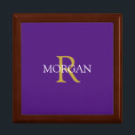 Caja De Regalo Monograma y nombre DIY, texto dorado/blanco, púrpu<br><div class="desc">Personaliza con tu Monograma y Nombre en Oro y Blanco Texto sobre el fondo púrpura real. Este sencillo Diseño Clásico seguramente atraerá la atención.</div>