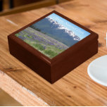 Caja De Regalo Montañas y praderas del Parque Nacional Olímpico<br><div class="desc">Almacenar baratijas,  joyas y otros pequeños keepsakes en esta caja de regalo de madera con azulejos de cerámica que muestran una fotografía panorámica del hermoso paisaje montañoso del Parque Nacional Olímpico y prados de flores silvestres. Seleccione el tamaño y el color de su caja de regalo.</div>