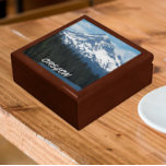 Caja De Regalo Monte Hood, Paisaje de Oregón<br><div class="desc">Almacenar baratijas, joyas y otros pequeños keepsakes en esta caja de regalo de madera con azulejos de cerámica que muestra una imagen fotográfica panorámica del monte Hood cubierto de nieve, bosque y lago siempre verde, situado en el estado noroeste del Pacífico de Oregón. Seleccione el tamaño y el color de...</div>