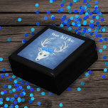 Caja De Regalo Mystical White Deer Head Blue Eyes Antler Rosas<br><div class="desc">Esta caja de regalo de madera para baratijas,  joyas o regalos tiene una mística cabeza de ciervo blanco con tres rosas azul bonito en la cabeza junto con grandes cuernos y ojos azules en un fondo azul nebuloso. Personalizar el texto con la plantilla.</div>