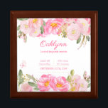 Caja De Regalo Nacida Nacida Nacida Nacida Rosa Gold Floral Keeps<br><div class="desc">Bonita caja de sake para la guardería de una niña. El diseño floral de la bonito tiene flores acuáticas en tonos rosa, dorado y verde. La plantilla está configurada para que agregue el nombre y las estadísticas del bebé, incluyendo la hora y la fecha de nacimiento, peso y longitud. También...</div>