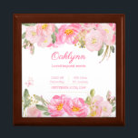 Caja De Regalo Nacida Nacida Nacida Nacida Rosa Gold Floral Keeps<br><div class="desc">Bonita caja de sake para la guardería de una niña. El diseño floral de la bonito tiene flores acuáticas en tonos rosa, dorado y verde. La plantilla está configurada para que agregue el nombre y las estadísticas del bebé, incluyendo la hora y la fecha de nacimiento, peso y longitud. También...</div>