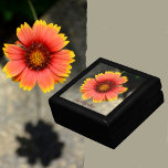 Caja De Regalo Naranja brillante Gaillardia Sunflower Keepsake<br><div class="desc">Esta caja de conservas de madera alberga el naranja colorido y el girasol Gaillardia amarillo o la flor Blanket. Es un hermoso acercamiento floral de una flor gaillardia soleada que simboliza felicidad, alegría y encanto. Personalice esta hermosa caja de joyas con su nombre. Esta imagen es la fotografía botánica floral...</div>