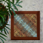Caja De Regalo Naranja Brown y Aqua Abstract keepsake<br><div class="desc">En esta caja de madera se conservan los tesoros y los pasteles, los materiales de escritorio o las joyas en sus bonitos tonos tierra marrón y naranja con una franja de azul acuático. Es un diseño abstracto llamativo que añade los elementos del feng shui a cualquier habitación. Madera, Fuego, Tierra,...</div>