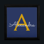 Caja De Regalo Navy Blue Gold Modern Script Girly Monograma Nombr<br><div class="desc">Guión simple azul marino y oro Monograma Nombre joyería Keepsake Box. Esto hace que la graduación perfecta, el cumpleaños, el boda, la ducha de novia, el aniversario, la ducha de bebé o la fiesta de soltera sea un regalo para alguien que ama el lujo glam y los estilos de moda....</div>