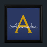 Caja De Regalo Navy Blue Gold Modern Script Girly Monograma Nombr<br><div class="desc">Guión simple azul marino y oro Monograma Nombre joyería Keepsake Box. Esto hace que la graduación perfecta, el cumpleaños, el boda, la ducha de novia, el aniversario, la ducha de bebé o la fiesta de soltera sea un regalo para alguien que ama el lujo glam y los estilos de moda....</div>