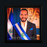 Caja De Regalo Nayib Bukele, presidente de El Salvador<br><div class="desc">Nayib Armando Bukele Ortez, Presidente de la República de El Salvador. Nayib Armando Bukele Ortez nació el 24 de julio de 1981. Bukele es un político y empresario salvadoreño que es el 43° presidente de El Salvador, en el cargo desde el 1 de junio de 2019. Bukele es el primer...</div>