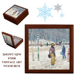 Caja De Regalo Nevada Winter New York City Scene Vintage Pintura<br><div class="desc">Añada encanto de invierno a su casa con esta elegante caja de madera, con una calle de Nueva York en la nieve. La pintoresca vista de la Quinta Avenida a lo largo de Central Park es una pintura de estilo impresionista de principios de siglo del artista estadounidense Frederick Childe Hassam...</div>