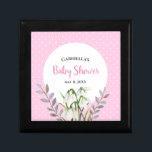 Caja De Regalo Nieve blanca de Baby Shower cae puntos rosados de<br><div class="desc">Diseñado en base al ilustracion floral acuático de gotas blancas de nieve de Farida Greenfield. Hermosas y delicadas flores blancas que acaban de emerger al final del invierno, que parecen chispas de nieve en el suelo. Tiene puntos de polka blanco rosado en el fondo y textos que pueden ser personalizados....</div>