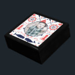 Caja De Regalo Niño de la Marina Náutica<br><div class="desc">Nautical Coral Boy Nautical Nautical Nautical Nautical Nursery Seashell Cookie Personalizado Patrón de Ancla de la Marina Náutica de Un Año. ¡Qué lindo! Ballenas de Coral y Marina Náuticas, Patrón de Cuerdas y Conchas Marinas, Sala de Guardianes Náuticos, Bolsas de Patrones Náuticos Rickshaw, Bebé Náutico, Ballenas de Coral y Marina,...</div>