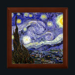 Caja De Regalo Noche estrellada de Van Gogh, 1889<br><div class="desc">El cuadro, muy bien acogido como el magnum opus de Van Gogh, ofrece una vista nocturna al exterior de su ventana de la sala de sanatorio, aunque se pintó de memoria durante el día. Imagen de dominio público. Contacte con Patrones y pinturas y gráficos para solicitudes especiales. © Copyright 2020...</div>