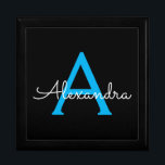 Caja De Regalo Nombra de monograma de guión azul negro<br><div class="desc">Guión simple negro y azul Monograma Nombre joyería Keepsake Box. Esto hace que la graduación perfecta,  el cumpleaños,  el boda,  la ducha de novia,  el aniversario,  la ducha de bebé o la fiesta de soltera sea un regalo para alguien que ama el lujo glam y los estilos de moda.</div>