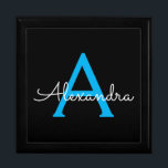 Caja De Regalo Nombra de monograma de guión azul negro<br><div class="desc">Guión simple negro y azul Monograma Nombre joyería Keepsake Box. Esto hace que la graduación perfecta,  el cumpleaños,  el boda,  la ducha de novia,  el aniversario,  la ducha de bebé o la fiesta de soltera sea un regalo para alguien que ama el lujo glam y los estilos de moda.</div>