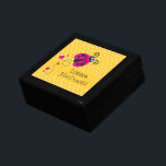 Caja De Regalo Nombre de los chicas amarillos rosados del corazón<br><div class="desc">Fun brillante mariquita del corazón volador / ladybird llamado caja de regalo. Perfecto para chicas coloridos que aman la naturaleza y la vida salvaje en rosa, blanco negro y amarillo. Personalizar con el nombre completo de su hijo. Actualmente se lee Lauren MacDonald. Ilustrado y diseñado exclusivamente por Sarah Trett para...</div>