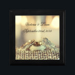 Caja De Regalo Nombre de oro Rings Keepsake Elegant Wedding<br><div class="desc">Estupenda y elegante caja de regalo de boda de oro con el nombre de la novia y del novio y la fecha boda. Qué hermosa manera de recordar tu día especial. Hermoso. Fabulosa ducha de novia o regalo de boda.</div>