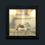 Caja De Regalo Nombre de oro Rings Keepsake Elegant Wedding<br><div class="desc">Estupenda y elegante caja de regalo de boda de oro con el nombre de la novia y del novio y la fecha boda. Qué hermosa manera de recordar tu día especial. Hermoso. Fabulosa ducha de novia o regalo de boda.</div>