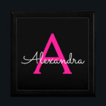 Caja De Regalo Nombre del Monograma de Giro del Guión Negro Calie<br><div class="desc">Guión simple negro y rosado caliente Monograma Nombre joyería Keepsake Box. Esto hace que la graduación perfecta, el cumpleaños, el boda, la ducha de novia, el aniversario, la ducha de bebé o la fiesta de soltera sea un regalo para alguien que ama el lujo glam y los estilos de moda....</div>