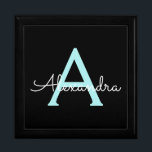 Caja De Regalo Nombre del Monograma de la Girona del Guión Azul V<br><div class="desc">Guión simple negro y azul Aqua Blue Verde azulado Monograma Nombre joyería Keepsake Box. Esto hace que la graduación perfecta, el cumpleaños, el boda, la ducha de novia, el aniversario, la ducha de bebé o la fiesta de soltera sea un regalo para alguien que ama el lujo glam y los...</div>